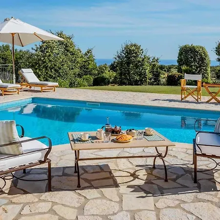 Sleeps 4 Air Con Wifi Вилла